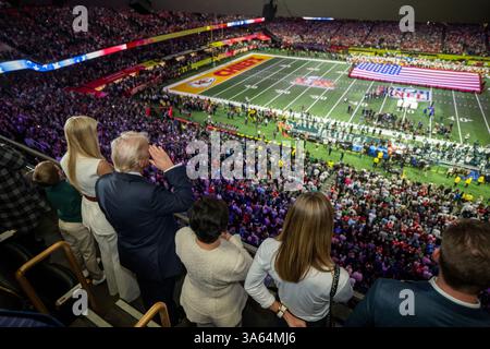 Il presidente Donald J. Trump saluta la bandiera americana al Super Bowl LIX al Superdome di New Orleans, Louisiana, il 9 febbraio 2025. (USA) Foto Stock