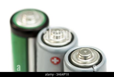 Tre batterie in primo piano. Foto in studio isolata bianca Foto Stock