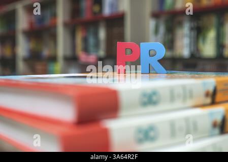 PR. Parola Primo piano lettere di legno Foto Stock