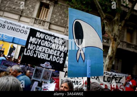 Buenos Aires, Argentina. 24 marzo 2025. I manifestanti tengono dei cartelli durante la manifestazione per commemorare il 49° anniversario del colpo di stato militare del 1976. (Foto di Roberto Tuero/SOPA Images/Sipa USA) credito: SIPA USA/Alamy Live News Foto Stock