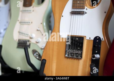 Ordinato chitarre acustiche in negozio. Close up Foto Stock