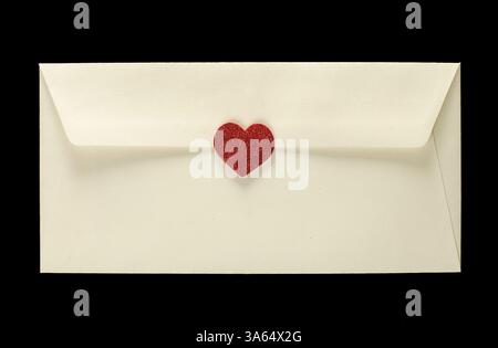 Cuori rossi e busta bianca su sfondo di legno Foto Stock