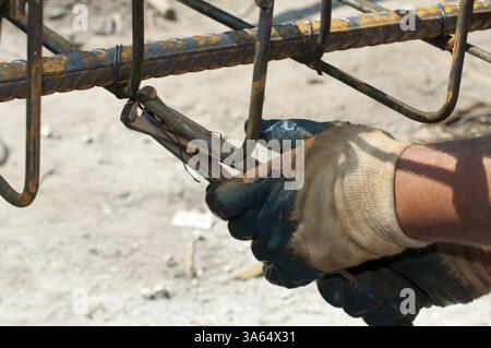 Operaio edile fascette in acciaio di rinforzo rebar. Close up Foto Stock