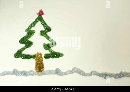 â albero di Natale fatto di gel lucido su carta bianca€‹â€‹di gel lucido. Copia spezie Foto Stock