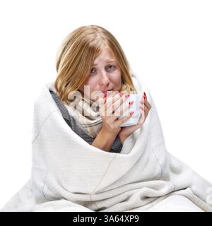 Giovane bella donna bionda malata, isolata su sfondo bianco Foto Stock