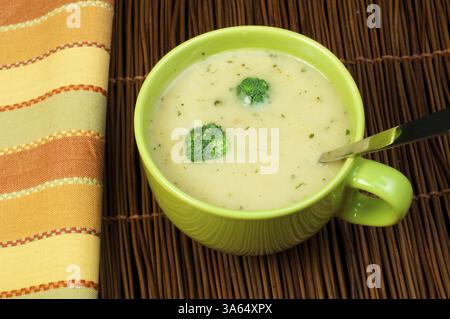 Verde la crema di broccoli zuppa di verdure.attorno al vaso Foto Stock