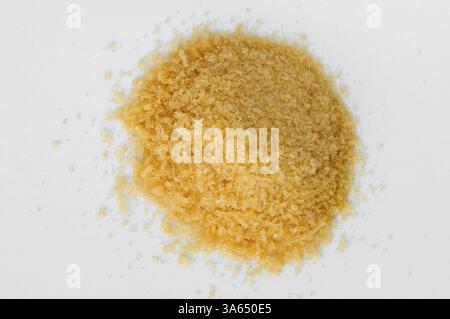 La cottura di cristalli di gelatina su sfondo bianco Foto Stock