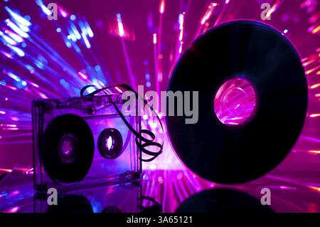 Riproduttore di cassette e CD. Multicolore di luci blu su sfondo Foto Stock