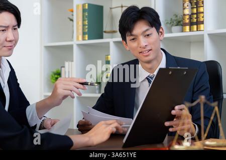 Consulenza legale e lavoro di squadra. Professionisti che discutono questioni legali in un ufficio moderno. Foto Stock