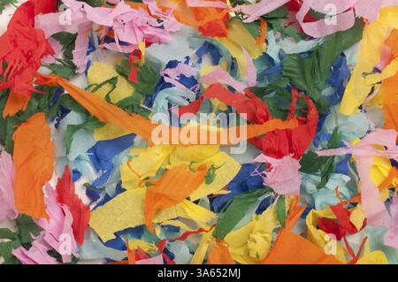 Sfondo di molte colorate di pezzi di carta strappata Foto Stock