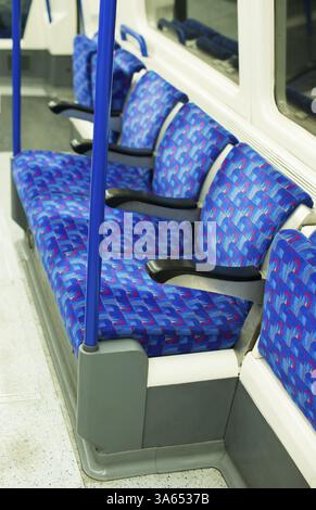 Il bus interno in corrispondenza di mezzi di trasporto pubblici. Posti a sedere in un bus Foto Stock