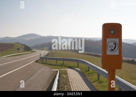 Cabina telefonica di emergenza su una strada di campagna in Germania Foto Stock