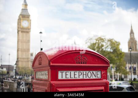 Il Big Ben e il telefono rosso cabine a Londra Foto Stock