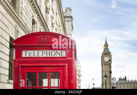 Il Big Ben e il telefono rosso cabine a Londra Foto Stock
