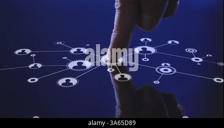 Immagine del dito dell'uomo che tocca lo schermo interattivo con una rete di icone Foto Stock
