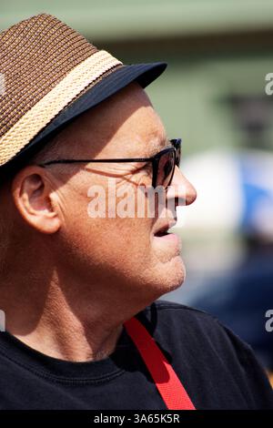 SIDMOUTH, DEVON, Regno Unito - 6 AGOSTO 2023 Sidmouth Folk Festival, spettatore maschio isolato Foto Stock