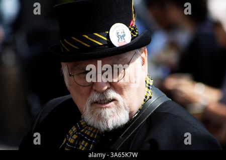 SIDMOUTH, DEVON, Regno Unito - 6 AGOSTO 2023 Sidmouth Folk Festival, spettatore maschio isolato Foto Stock
