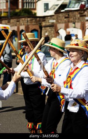 SIDMOUTH, DEVON, Regno Unito - 6 AGOSTO 2023 Sidmouth Folk Festival Mendip Morris Men Foto Stock