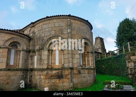 L'esterno della Chiesa del Monastero di Camanzo, caratterizzata da tre absidi semicircolari, con quella centrale più ampia e più alta delle due l Foto Stock