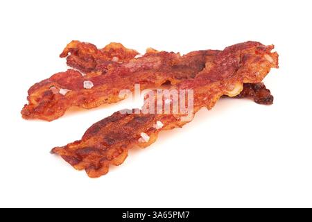 Fette di pancetta cotte isolate su bianco Foto Stock