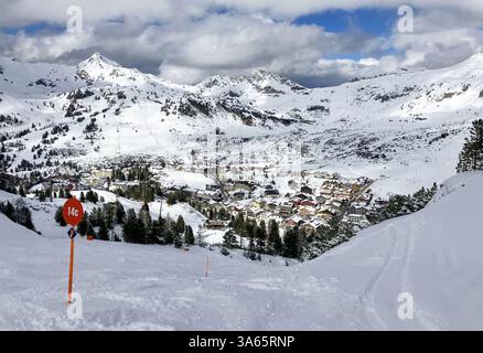 Obertauern, Salisburgo, Austria - stazione sciistica, rifugio, sciatori e piste nelle Alpi austriache Foto Stock