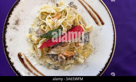 fettucini alfredo a base di pollo, funghi e panna. Foto Stock