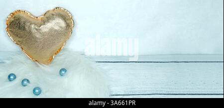 Cuore morbido su un morbido tappeto con perle decorative blu, perfetto per San Valentino Foto Stock