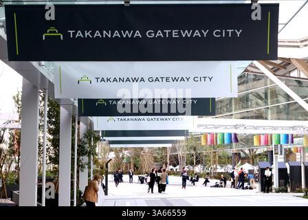 Tokyo, Giappone. 25 marzo 2025. Questa immagine mostra il ponte della Takanawa Gateway City collegato alla stazione di Takanawa Gateway in un'anteprima stampa a Tokyo martedì 25 marzo 2025. Il Takanawa Gateway City, l'hotel, gli uffici e il complesso commerciale apriranno a marzo 27. (Foto di Yoshio Tsunoda/AFLO) Foto Stock