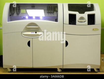 22 luglio 2014 - Lutz, Florida, Stati Uniti - BRENDAN FITTERER | Times. La stampante 3D di Object Shop utilizza un composto di gesso per trasformare un'immagine sullo schermo in un oggetto che puoi tenere in mano. La stampante distribuisce uno strato alla volta, ciascuno con lo spessore di un capello umano, in qualsiasi varietà di colori necessari. (Immagine di credito: © Brendan Fitterer/Tampa Bay Times/ZUMA Wire) Foto Stock