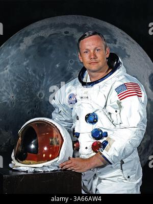 1 maggio 1969 - Houston, Texas, Stati Uniti d'America - Houston, TX - foto di file -- Ritratto di Neil A. Armstrong, comandante della missione di atterraggio lunare dell'Apollo 11 scattata il 1 maggio 1969. L'Apollo 11 fu il secondo e ultimo viaggio di Armstrong nello spazio. In precedenza aveva comandato la missione Gemini 8 il 16 marzo 1966. Quella missione ha eseguito il primo aggancio riuscito di due veicoli nello spazio. L'Apollo 11 è stato lanciato il 16 luglio 1969. Il 20 luglio 1969 Armstrong divenne il primo umano a mettere piede sulla Luna. (Immagine di credito: © NASA/ZUMAPRESS.com) Foto Stock