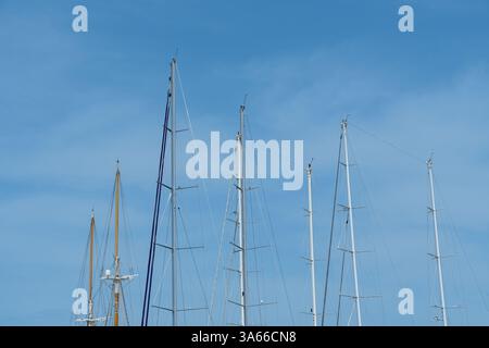Alberi della nave contro il cielo blu Foto Stock