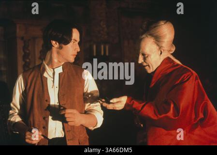 Nov 13, 1992; Hollywood, CA, Stati Uniti d'America; Direttore Francis Ford Coppola e Columbia Pictures portarvi "Bram Stoker's Dracula.' Keanu Reeves è giovane avvocato Jonathan Harker che viene tenuto prigioniero da Dracula ha suonato da Gary Oldman. Foto Stock
