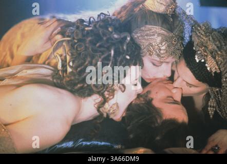 Nov 13, 1992; Hollywood, CA, Stati Uniti d'America; Direttore Francis Ford Coppola e Columbia Pictures portarvi "Bram Stoker's Dracula.' Keanu Reeves è giovane avvocato Jonathan Harker che viene tenuto prigioniero nel castello di Dracula ottenendo la vita aspirata al di fuori di lui dal suo undead sposa. Foto Stock