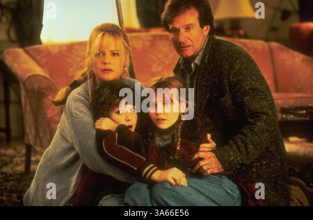 Apr 18, 1995; Hollywood, CA, Stati Uniti d'America; immagini dal regista Joe Johnston's avventura in famiglia 'Jumanji' starring BONNIE HUNT come Sarah Whittle, Robin Williams come Alan Parrish Kirsten Dunst come Judy Pastore e BRADLEY PIERCE come Pietro Pastore. Foto Stock