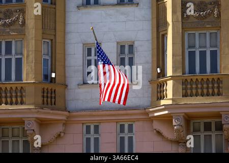 Bandiera americana sulla facciata dell'ambasciata degli Stati Uniti. Simbolo dello Stato degli Stati Uniti d'America Foto Stock