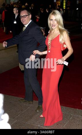 16 novembre 2003 - Londra, Gran Bretagna - 000409..VIC REEVES e NANCY SORRELL. "LOVE ACTUALLY", ANTEPRIMA CINEMATOGRAFICA BRITANNICA.- ODEON, LEICESTER SQUARE, LONDRA.11/16/2003. RICHARD CHAMBURY/ linkUK/ 2003.K34130(immagine di credito: © Globe Photos/ZUMAPRESS.com) Foto Stock