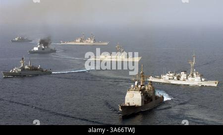 6 maggio 2004; Golfo dell'Oman; navi assegnate alla Combined Task Force One Five Zero (CTF-150), si riuniscono in formazione per un esercizio fotografico. La multinazionale Combined Task Force One Five Zero (CTF-150) è stata istituita per monitorare, ispezionare, imbarcare e fermare le navi sospette per perseguire la guerra al terrorismo e include le operazioni attualmente in corso nel Mare dell'Arabia del Nord per sostenere l'operazione Iraqi Freedom. I paesi che contribuiscono alla CTF-150 includono attualmente Australia, Canada, Francia, Germania, Italia, Pakistan, nuova Zelanda, Spagna, Regno Unito e Stati Uniti. Foto Stock