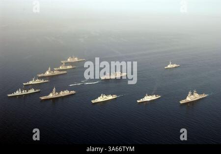 6 maggio 2004; Golfo di Oman; navi e gommoni rigidi (RHIB) assegnati alla Combined Task Force One Five Zero (CTF-150) si riuniscono in una formazione per un esercizio fotografico. La multinazionale Combined Task Force One Five Zero (CTF-150) è stata istituita per monitorare, ispezionare, imbarcare e fermare le navi sospette per perseguire la guerra al terrorismo e include le operazioni attualmente in corso nel Mare dell'Arabia del Nord per sostenere l'operazione Iraqi Freedom. I paesi che contribuiscono alla CTF-150 includono attualmente Australia, Canada, Francia, Germania, Italia, Pakistan, nuova Zelanda, Spagna, Regno Unito e Regno Unito Foto Stock