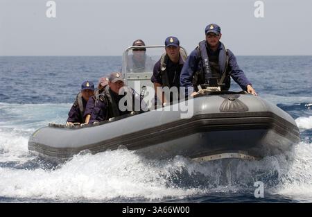 6 maggio 2004; Golfo di Oman; marinai assegnati alla squadra di imbarco della fregata neozelandese HMNZS te Mana (F 111), a bordo di una nave gonfiabile rigida Hull (RHIB) per condurre una ricerca di lumi da pesca nella zona. La multinazionale Combined Task Force One Five Zero (CTF-150) è stata istituita per monitorare, ispezionare, imbarcare e fermare le navi sospette per perseguire la guerra al terrorismo e include le operazioni attualmente in corso nel Mare dell'Arabia del Nord per sostenere l'operazione Iraqi Freedom. I paesi che contribuiscono alla CTF-150 includono attualmente Australia, Canada, Francia, Germania, Italia, Pakistan, nuova Zelanda, Spagna, ONU Foto Stock