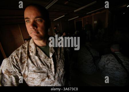 3 settembre 2004; Camp Taqaddum, Iraq; tenente Cmdr. ERIC E. CUNHA è uno psicologo clinico del 1st Force Service Support Group del corpo dei Marines, dove parla con i membri del servizio che mostrano segni di stress da combattimento a Camp Taqaddum, Iraq, il 3 settembre 2004. Circa l'1% delle truppe mostra segni di stress da combattimento durante un Foto Stock