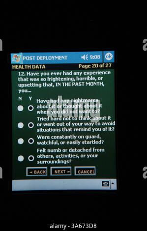 3 settembre 2004; Camp Taqaddum, Iraq; Camp Taqaddum, i Marines di ritorno completano un questionario il 3 settembre 2004, volto a identificare possibili problemi di salute mentale e fisica che potrebbero essersi sviluppati durante il loro dispiegamento in Iraq. Alcune domande aiutano a identificare le persone che potrebbero voler parlare con uno dei medici. Circa l'1% delle truppe mostra segni di stress da combattimento durante un Foto Stock