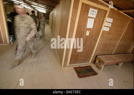 3 settembre 2004; Camp Taqaddum, Iraq; dietro una porta chiusa, tenente Cmdr. ERIC E. CUNHA, uno psicologo clinico del 1st Force Service Support Group del corpo dei Marines, parla con un membro del servizio mostrando segni di stress da combattimento a Camp Taqaddum, Iraq, il 3 settembre 2004. Circa l'1% delle truppe mostra segni di stress da combattimento durante un Foto Stock