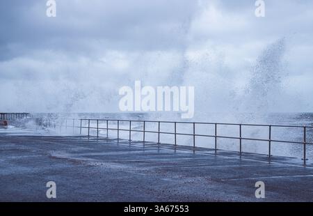 Onde di tempesta che si infrangono sul muro di mare a Teignmouth, Devon Foto Stock