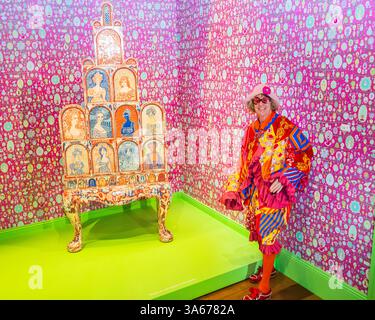 Londra, Regno Unito. 25 marzo 2025. L'artista con la grande bellezza - Grayson Perry: Delizie di grandezza alla Wallace Collection. Una grande mostra con oltre 40 nuove opere di Sir Grayson Perry, che si svolge dal 28 marzo al 26 ottobre 2025. Include ceramiche, arazzi, mobili e collage, esposti accanto ad alcuni dei capolavori della Wallace Collection che hanno contribuito a ispirare e plasmare la visione di Perry per questa mostra, che si apre in occasione del 65° compleanno dell'artista. Crediti: Guy Bell/Alamy Live News Foto Stock
