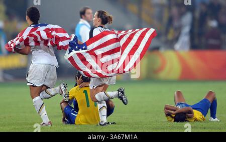 20 agosto 2008 - i membri della squadra di calcio femminile degli Stati Uniti corrono con le bandiere dopo una vittoria statunitense ai supplementari contro il Brasile per l'oro giovedì 21 agosto 2008, ai Giochi della XXIX Olimpiade di Pechino, Cina. (Joe Rimkus Jr./Miami Herald/MCT) (immagine di credito: © Joe Rimkus/MCT/ZUMAPRESS.com) Foto Stock