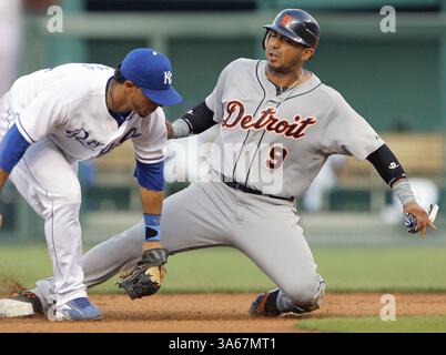 23 agosto 2008 - Carlos Guillen dei Detroit Tigers ruba il secondo posto prima della tag dall'interbase dei Kansas City Royals Mike Aviles su un pallone passato dal titolare dei Royals Kyle Davies nel quarto inning sabato 23 agosto 2008 al Kauffman Stadium di Kansas City, Missouri. (John Sleezer/Kansas City Star/MCT) (immagine di credito: © John Sleezer/MCT/ZUMAPRESS.com) Foto Stock