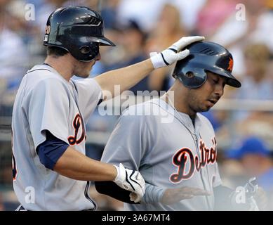 23 agosto 2008 - Matt Joyce dei Detroit Tigers, a sinistra, pats compagno di squadra Edgar Renteria in testa dopo che Joyce colpì una mosca sacrificale che segnò Renteria dal terzo nel quarto inning agasint i Kansas City Royals sabato 23 agosto 2008, al Kauffman Stadium di Kansas City, Missouri. (John Sleezer/Kansas City Star/MCT) (immagine di credito: © John Sleezer/MCT/ZUMAPRESS.com) Foto Stock