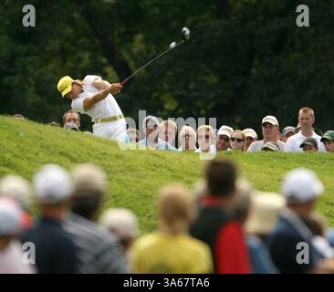 7 sett. 2008 - Camilo Villegas sbarca sulla dodicesima buca durante l'ultima prova del torneo di golf PGA del campionato BMW al Bellerive Country Club di St. Louis, Missouri, sabato 6 settembre 2008. (Chris Lee/St Louis Post-Dispatch/MCT) (immagine di credito: © Chris Lee/MCT/ZUMAPRESS.com) Foto Stock