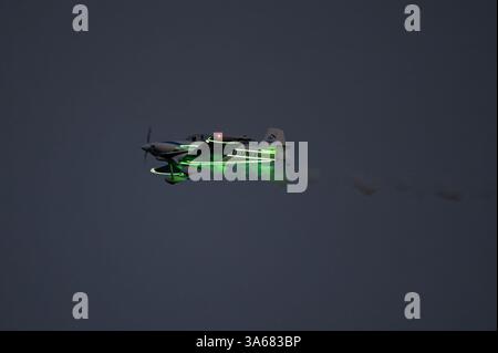 I Firebirds si esibiscono in formazione ravvicinata durante la Night Air al 15th Bournemouth Airshow nel 2023, Bournemouth, Dorset, Inghilterra, Regno Unito Foto Stock