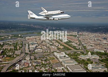 17 aprile 2012 - Washington, Stati Uniti - CONSEGNA - Space Shuttle Discovery, montato sulla cima di un 747 Shuttle Carrier Aircraft (SCA) della NASA, vola sopra lo skyline di Washington come visto da un velivolo NASA T-38, martedì 17 aprile 2012. Discovery, il primo orbiter si ritirò dalla flotta navetta della NASA, completò 39 missioni, trascorse 365 giorni nello spazio, orbitò sulla Terra 5.830 volte e viaggiò per 148.221.675 miglia. La NASA trasferirà Discovery al National Air and Space Museum per iniziare la sua nuova missione per commemorare i successi passati nello spazio e per educare e ispirare le future generazioni di esploratori. (Credito IMA Foto Stock